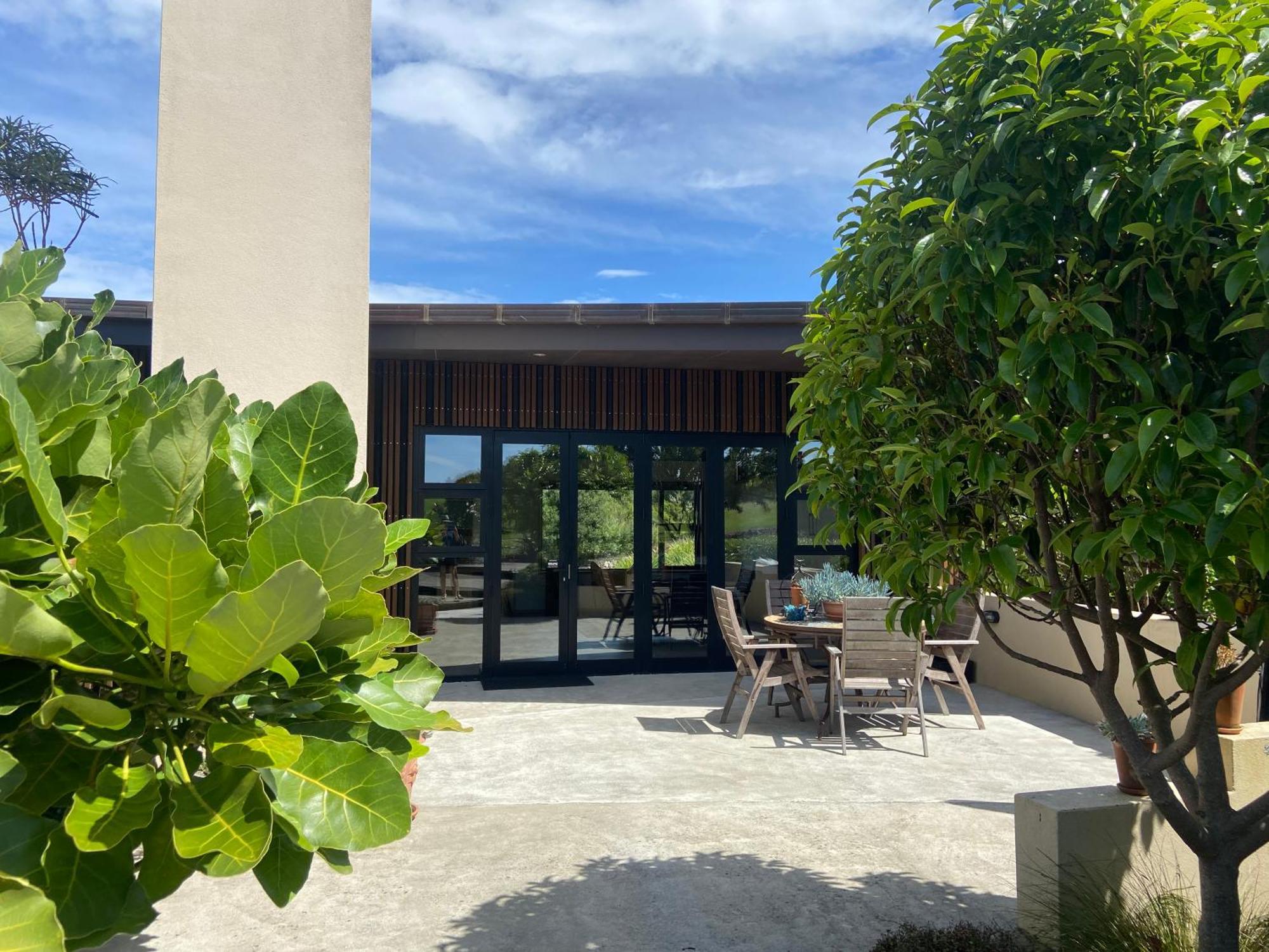 Hotel La Bodega Waiheke Island Surfdale Exterior foto